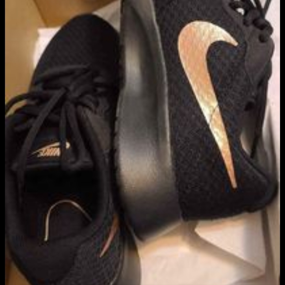 Nike black tennis shoes